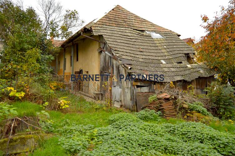 ATRACTIVE LAND WITG FAMILY HOUSE IN THE COLORFUL TOWN VRBOVE